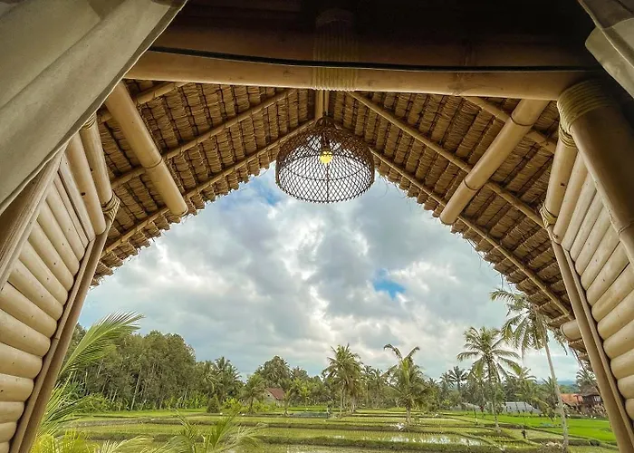 Kawig Bamboo House - Ricefield View, Eco Bamboo Ferienhaus Tampaksiring